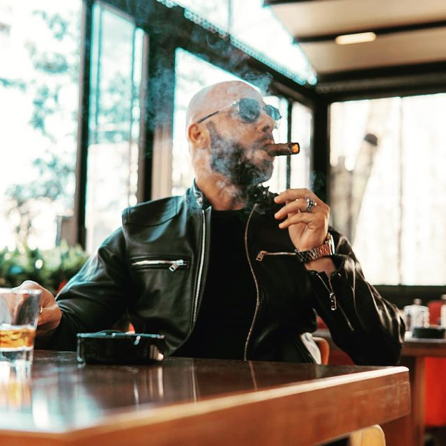 Giani Kiriță: "Deocamdată mă simt foarte bine cu ceea ce fac. Fac televiziune, sunt director de marketing la o firmă de securitate, fac foarte multe lucruri în viața mea, nu vreau să mă închid. Fotbalul înseamnă să te închizi în cantonamente, eu am stat 20 și ceva de ani. Iar eu acum mă mulțumesc cu libertatea mea. Pot să ies în club, pot să beau, pot să merg la gale, pot să mă bat, pot să fac ce vreau eu!" (Foto: Instagram)