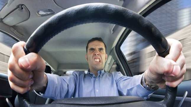Bancul zilei. Un șofer îi dă mesaj celui care i-a vândut o mașină cu probleme…