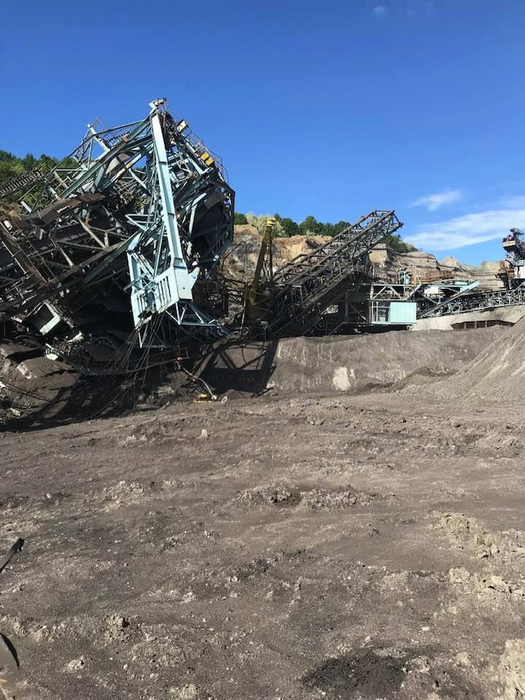 Excavatorul a fost distrus în urma alunecării de teren