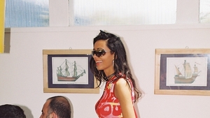 Poza din 2007 care explică tot: Cosmina Păsărin, fashion din Alice în Țara Minunilor