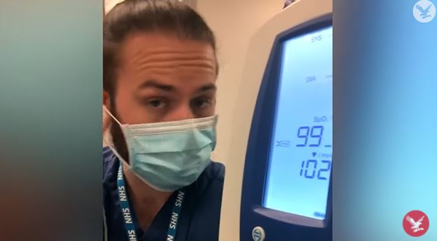 Ce se întâmplă cu respirația când porți masca de protecție! Un medic a făcut o demonstrație practică