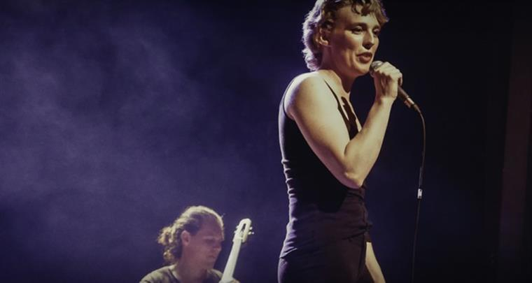 Această cântăreaţă a murit pe scenă în timpul unui concert! Fanii sunt în stare de şoc