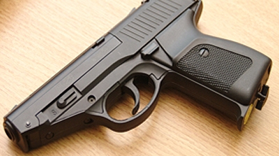 Un adolescent de 16 ani din Bucureşti a tras cu pistolul într-un magazin! Citeşte motivul incredibil pentru care a făcut asta!