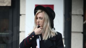 Cântăreaţa şi-a stors cardul ca pe rufe. Andreea Bălan a ”golit” bancomatul!
