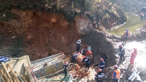 Tragedie în Hunedoara. Cei trei muncitori prinşi sub un mal de pământ au murit