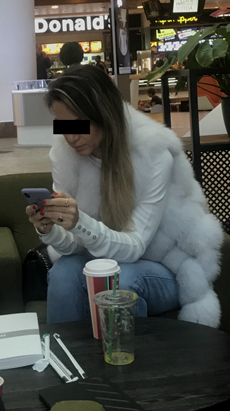 Noua iubită a butonat telefonul aproape nonstop