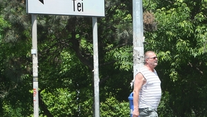 Cand e pe strada, tatal lui Marian Cozma pare pierdut printre amintiri! Aflat pe trecere, o masina a franat brusc in fata sa!