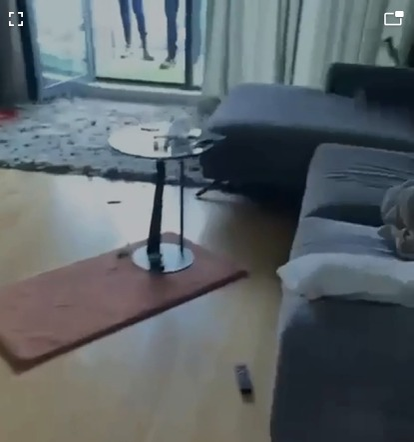 Primele imagini din apartamentul lui Andrei Versace. Casa este deranjată încă de la intrare. VIDEO EXCLUSIV