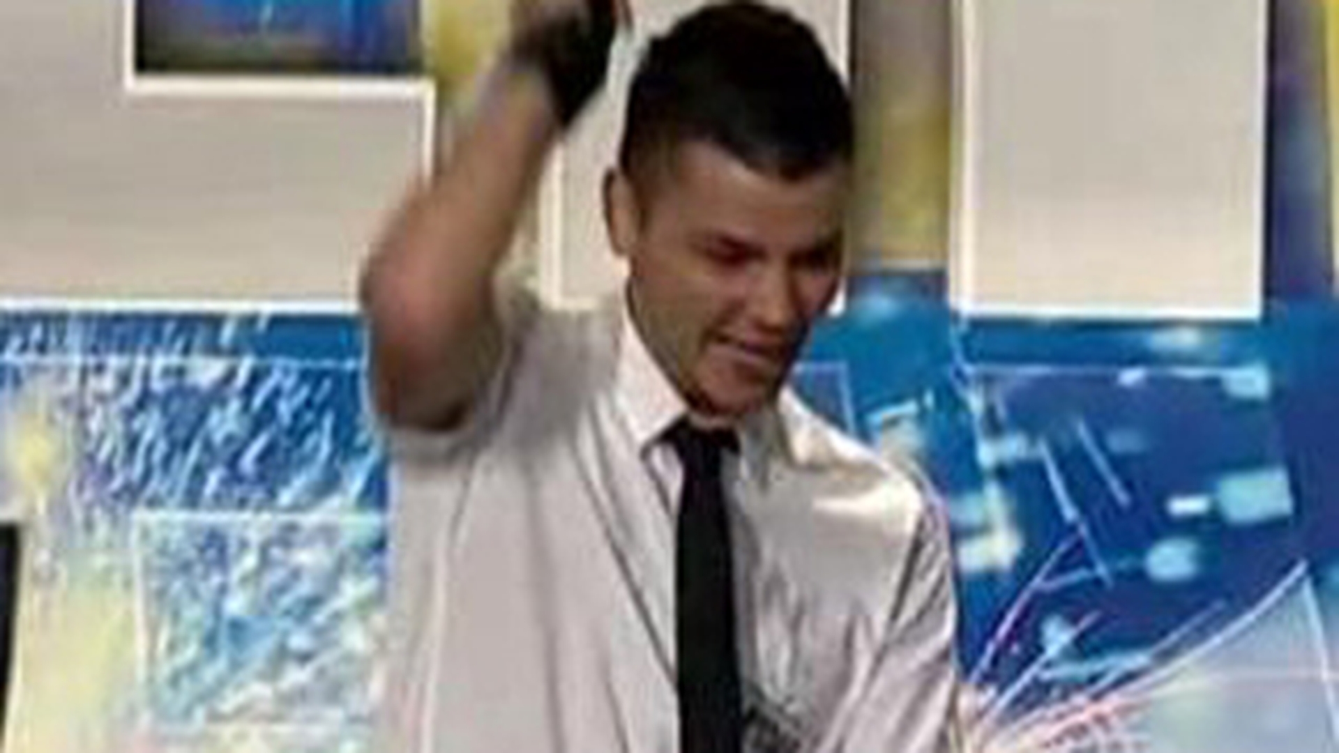 VIDEO Luca Valentin si-a demosntrat abilitatile de barman la "Romanii au talent"! VEZI AICI cum face sticlele sa zboare