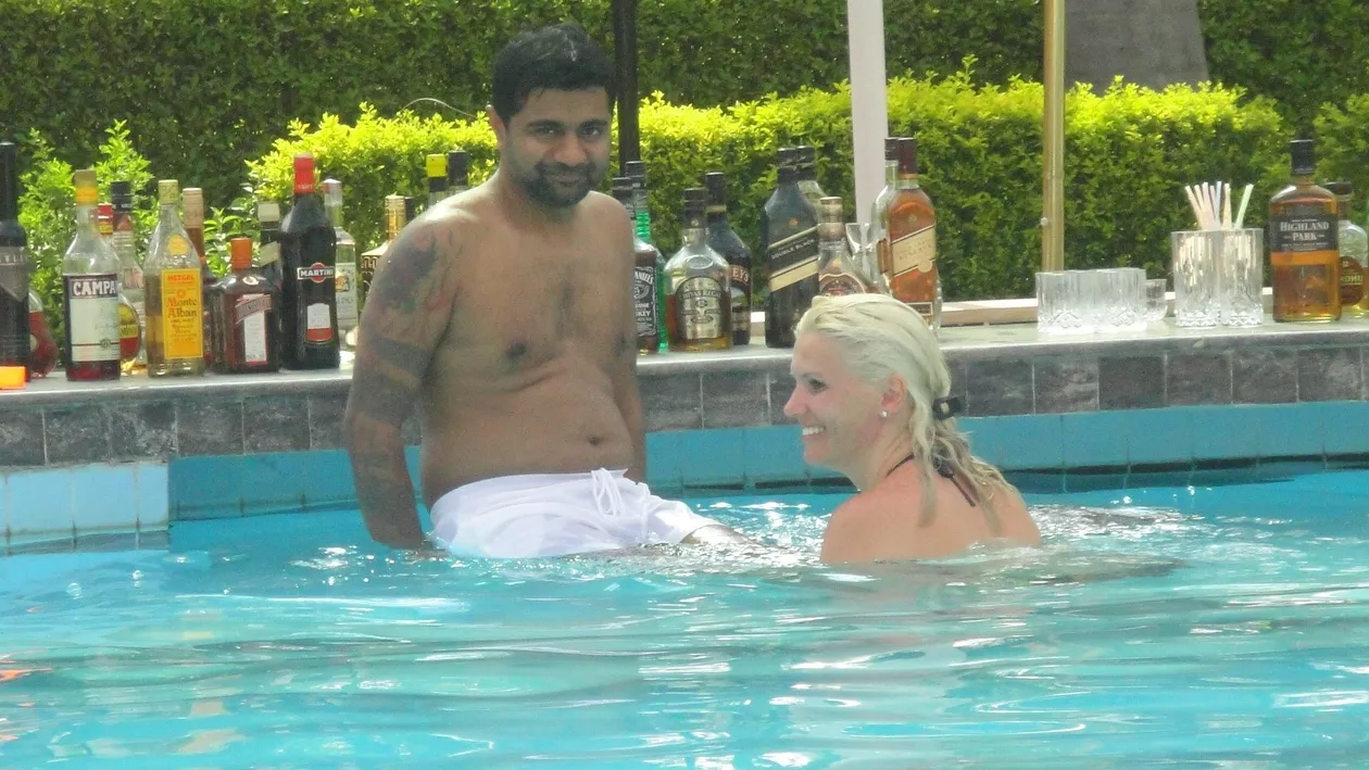 Soţul ei are o avere de 3 miliarde $! Ce aroganţe face românca măritată cu un indian putred de bogat