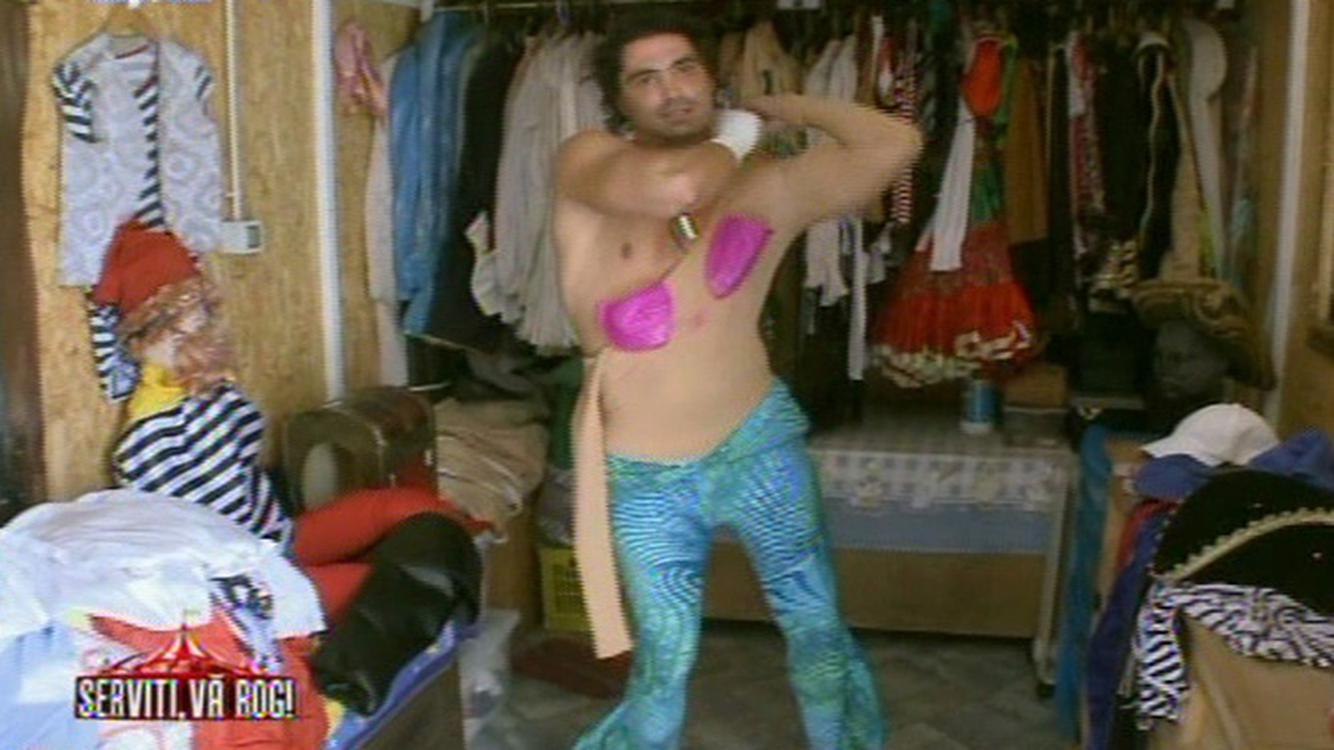 VIDEO Pepe s-a facut travestit! Poarta pantaloni super-mulati, peruca blonda si sutien!