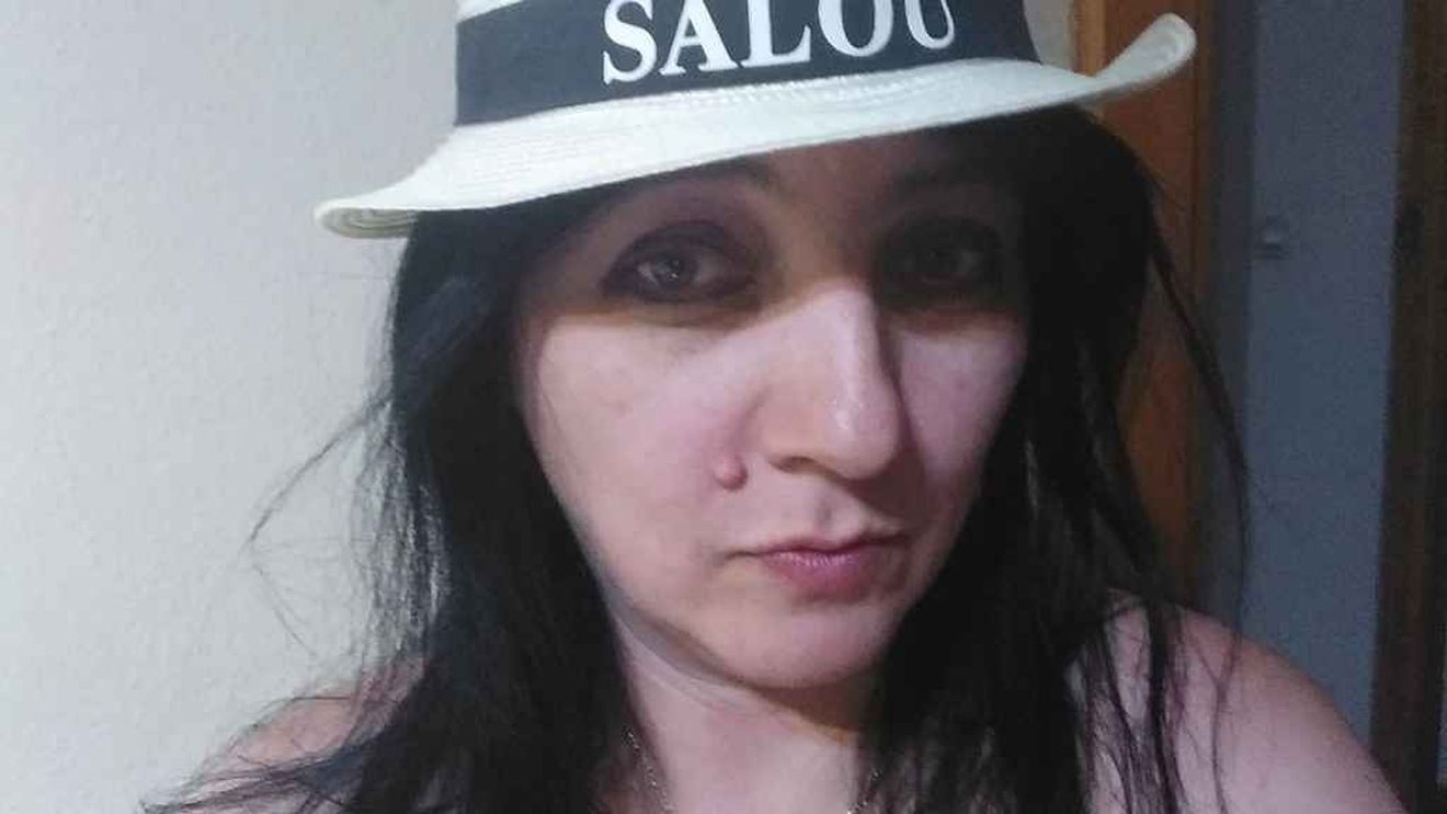 Ea e Mirela ”Dracu’ pe uscat”, românca de 45 de ani care se dezbracă pe Facebook. Imaginile au devenit virale