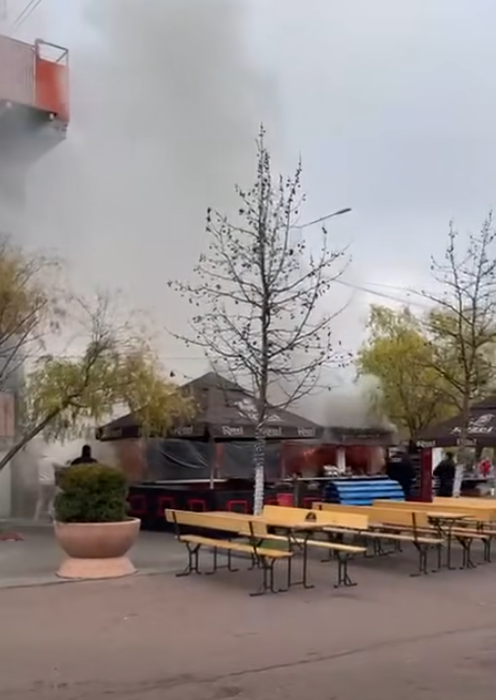 Incendiu la un târg de Crăciun din Capitală! O căsuță din lemn a aras ca o torță