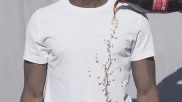 Nu o sa crezi ASTA pana nu vezi! Ce se intampla cu acest tricou, dupa ce torni pe el Coca-Cola! Este INCREDIBIL!