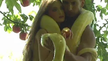 Fetele de la Next Top Model au renuntat la inhibitii! Au pozat imbracate cu frunze, invelite de serpi uriasi!