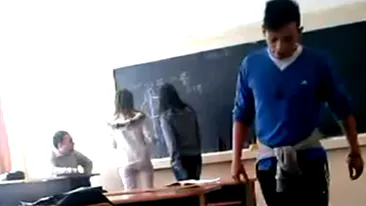 VIDEO N-o sa-ti vina sa crezi ce face un elev din Romania in timp ce proful de mate le asculta la tabla pe doua colege de-ale lui