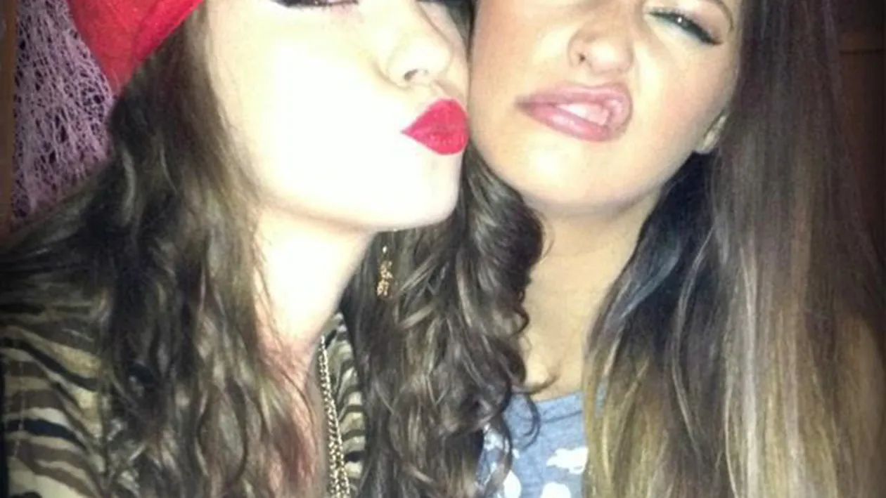 Antonia aprinde mintile barbatilor! Uite cum isi apropie buzele de o alta cantareata, dincolo de limitele fanteziilor