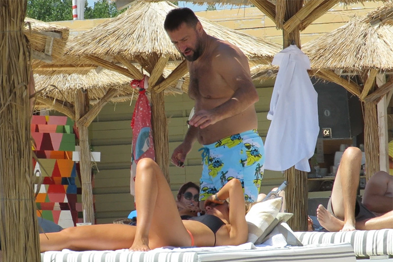 Nelu Iordache şi sexoasa blondă