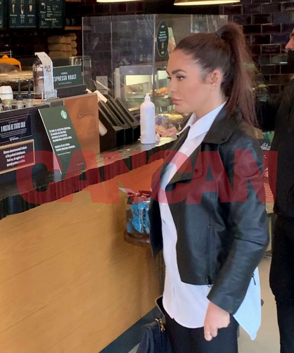Sexy-graviduța lui Reghe s-a oprit din drum pentru o cafea (Foto: CANCAN.RO)