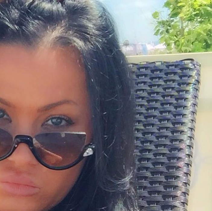 Ipostaza sexy în care a fost surprinsă Simona Sensual, după ce a mers la terasa de pe Casa Poporului: “Nu mai ești pe val”