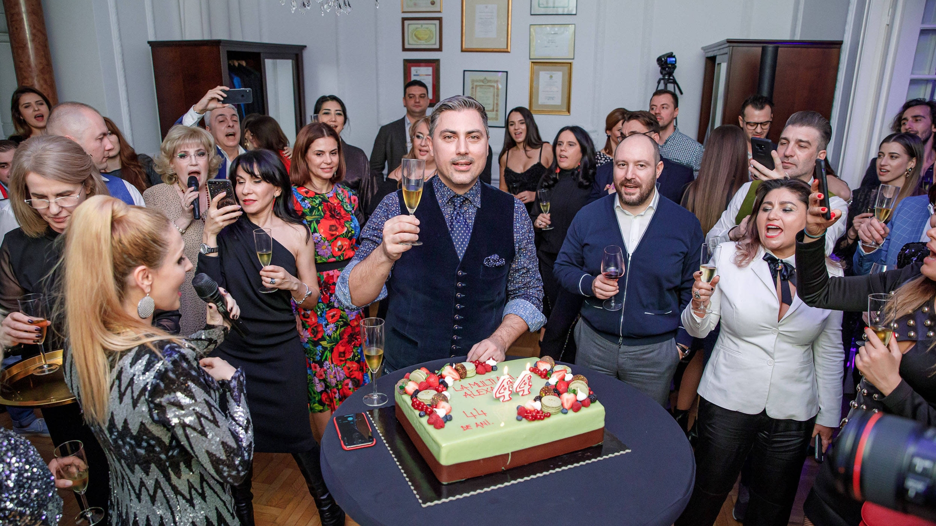 Alexandru Ciucu a împlinit 44 de ani! Ce invitați surpriză a avut și ce artistă celebră a întreținut atmosfera