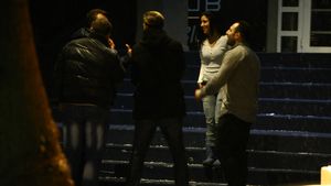 Lovit de criza varstei mijlocii. Adrian Enache a petrecut ca studentii in Regie. A plecat de la discoteca la 4 dimineata