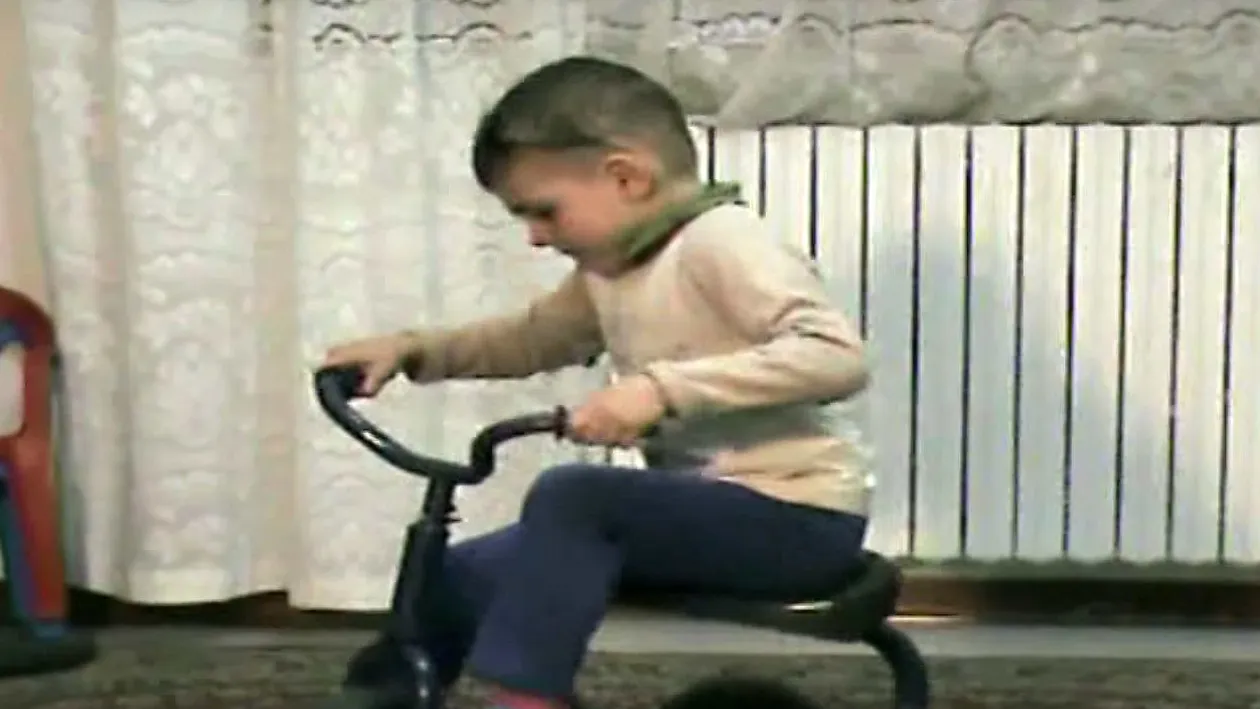 Număr spectaculos de echilibristică al ”Micului Hercule”. Ce poate să facă cu o tricicletă!