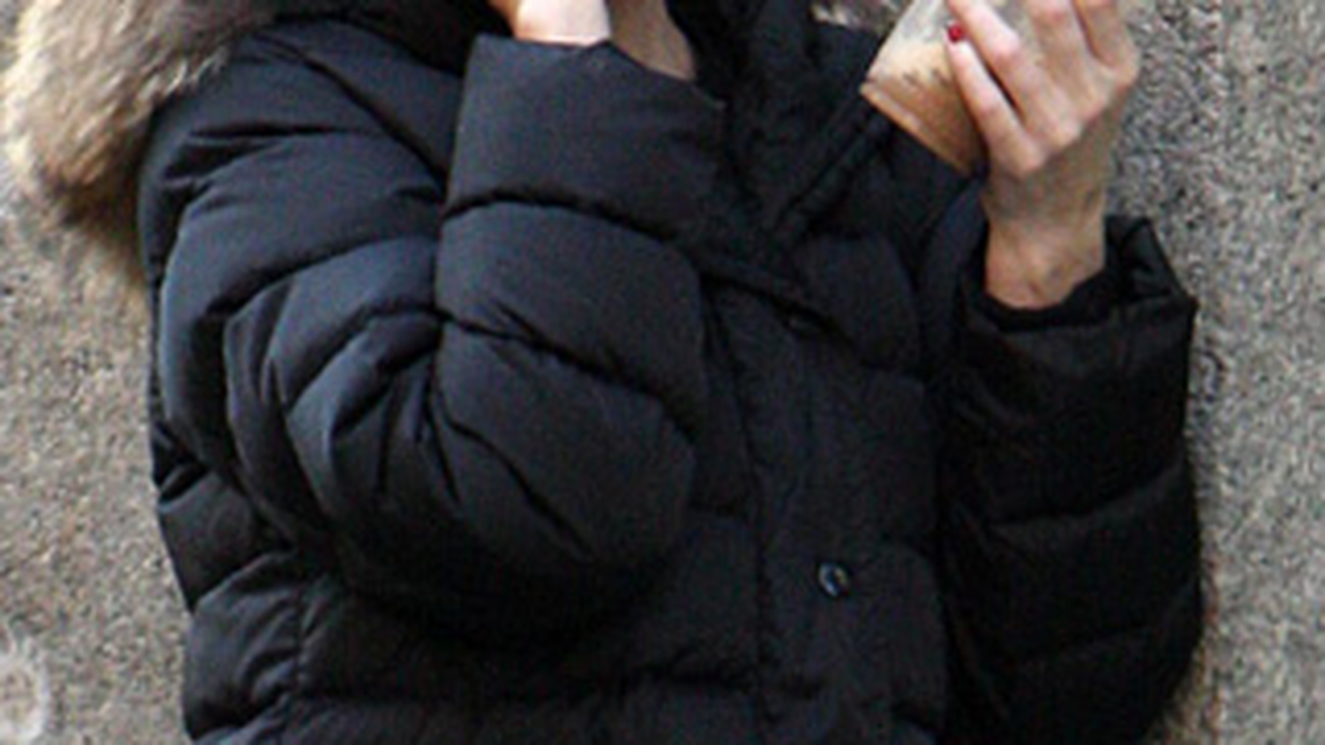 Vorbeste la celular sprijinita de pereti - Vedeti aici despre cine este vorba