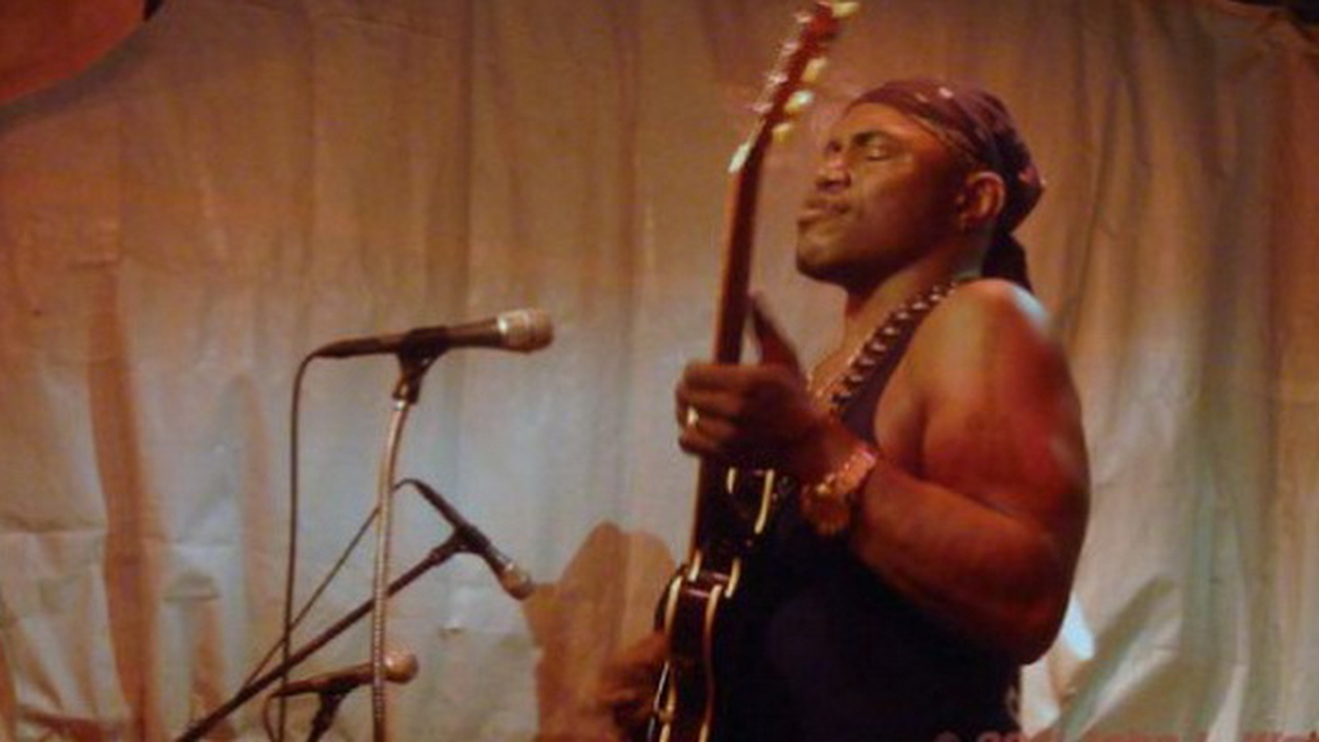 Doliu in lumea muzicii! Chitaristul de blues Eric Davis, impuscat mortal la Chicago!