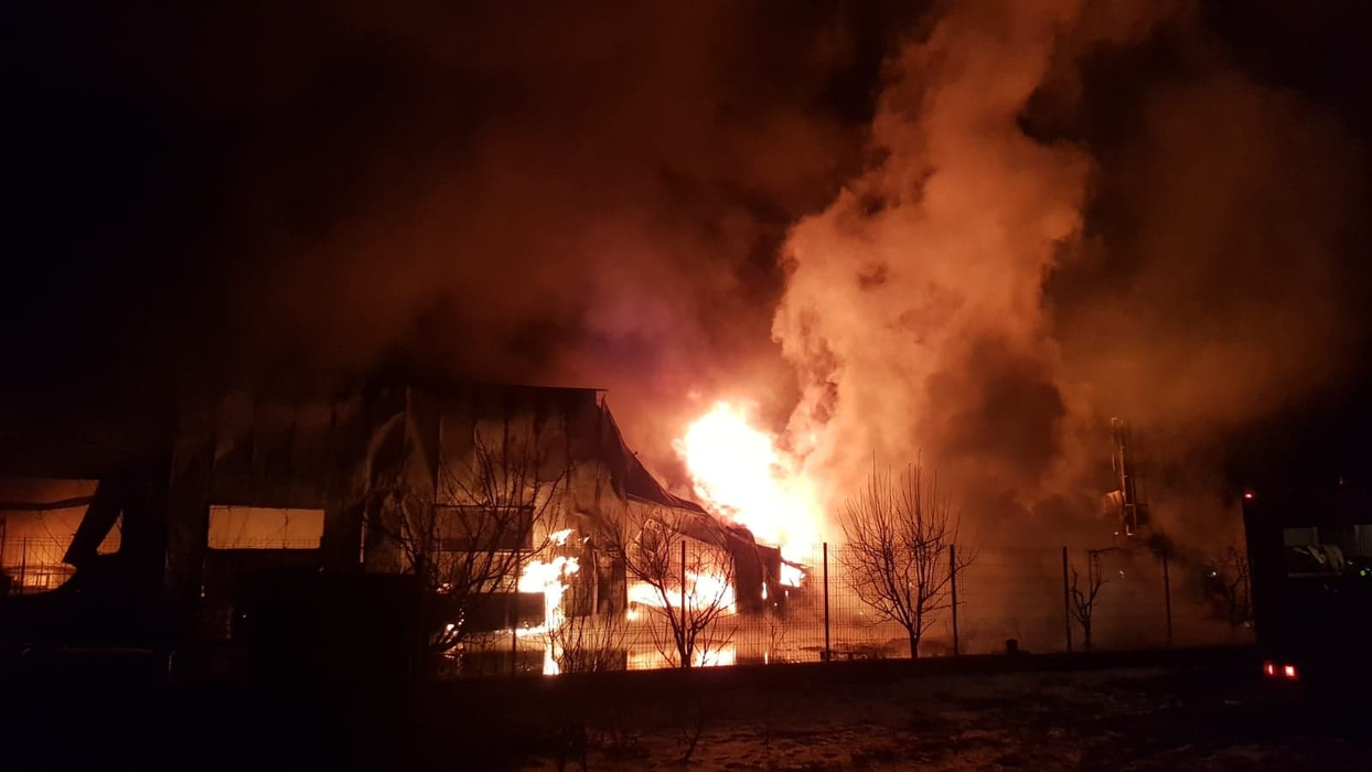Incendiu puternic în Ilfov, arde o hală de producție! A fost transmis mesaj de avertizare a populație pe RoAlert