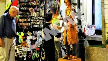 Sotia a recompensat-o pe tanara artista. O statuie vie l-a aprins pe Adrian Vasilescu