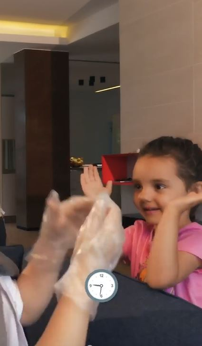 Andra, în ipostaze nemaivăzute până acum! S-a filmat în timp ce se vopsește singură acasă. Ce s-a întâmplat după ce și-a aplicat vopseaua pe păr