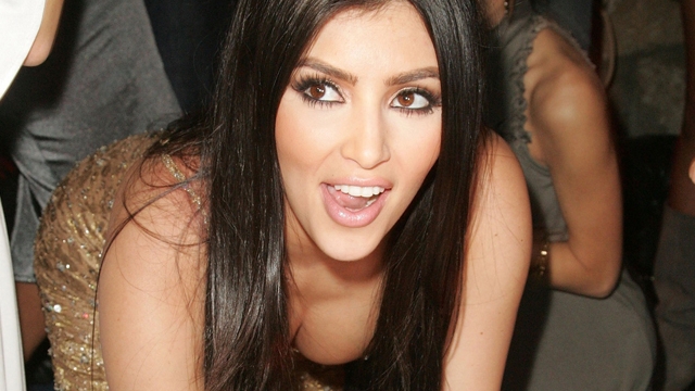Cu fundul asta ar putea face eclipsa totala de soare! Cum a aratat Kim Kardashian intr-o pereche de pantaloni crem