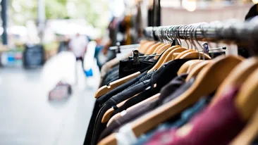 ANAF a scos la vânzare produse confiscate la prețuri extrem de mici. Rochii de mireasă, sub 200 de lei