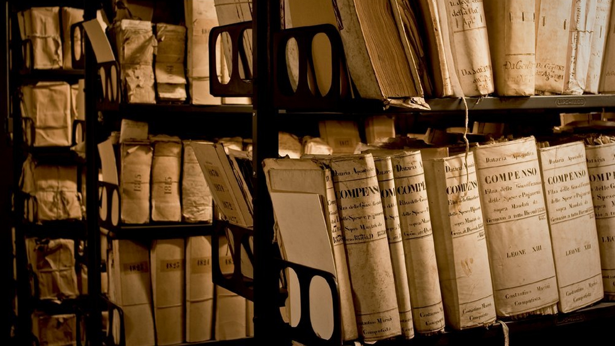 Vaticanul este unul dintre cele mai vizitate locuri din lume. Dar este și ținta principală a teoriilor conspiraţiei. Arhivele Vaticanului conțin unele dintre cele mai importante documente secrete