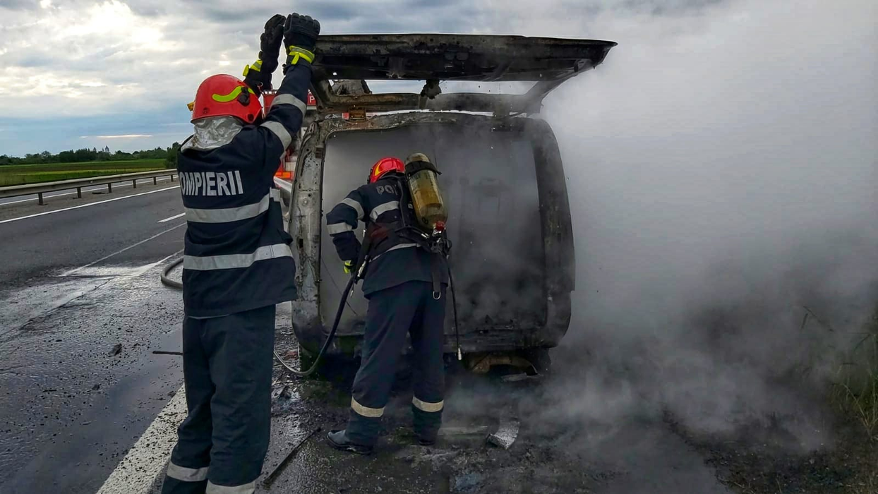Microbuz plin cu oameni, în flăcări pe A1. Incendiul a izbucnit de la un scurtcircuit. FOTO
