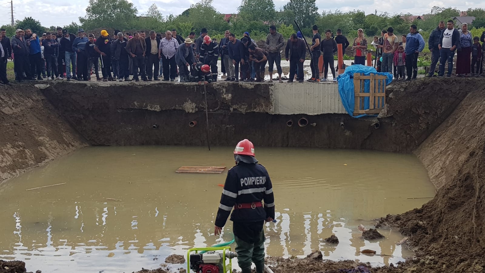 Doi copii din Dâmbovița s-au înecat într-o groapă uriașă, plină cu apă de ploaie. Medicii au încercat în zadar să îi resusciteze