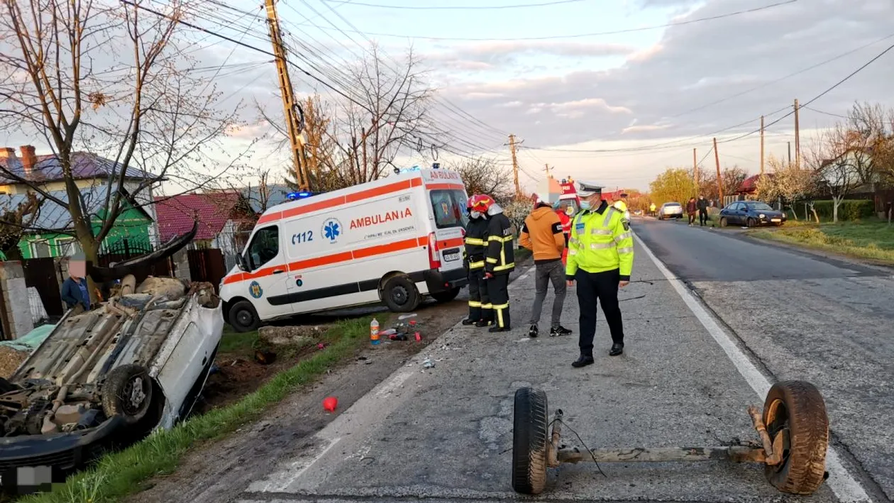 Accident grav în Argeș. Un șofer cu permisul suspendat s-a izbit cu mașina de un alt autoturism, apoi a ricoșat într-un pod și s-a răsturnat