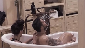 Scene compromițătoare la “Ferma”! Căsătorit și cu 2 copii, Jorge a fost filmat dezbrăcat în cadă cu Miss România