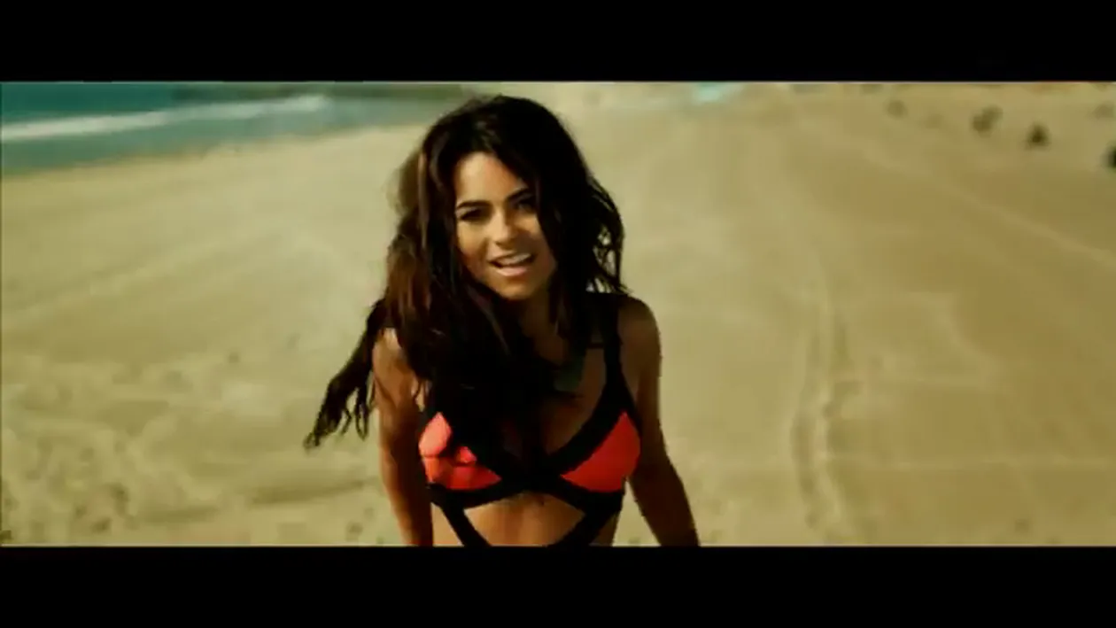 Uite cu ce mascul feroce s-a cuplat Inna! A alergat după el pe plajă în cel mai sexy costum de baie!