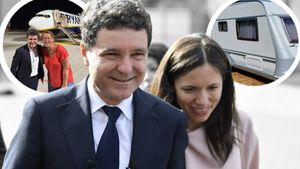 Nicuşor Dan şi Mirabela Grădinaru trăiesc împreună, dar se distrează separat. Preşedintele la Milano cu fiica- “soţia” în vacanţă cu rulota