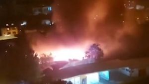 Incendiu devastator în București! Două case din zona Vitan ard ca torțele