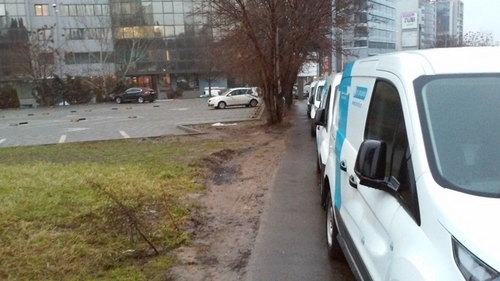 Bucurestiul zilelor de azi! Soferii fac legea, iar pietonii fac slalom printre masini si noroaie!