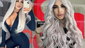 Ea e sosia Loredanei Chivu! S-a „tunat” încât să-i semene leit blondinei sexy
