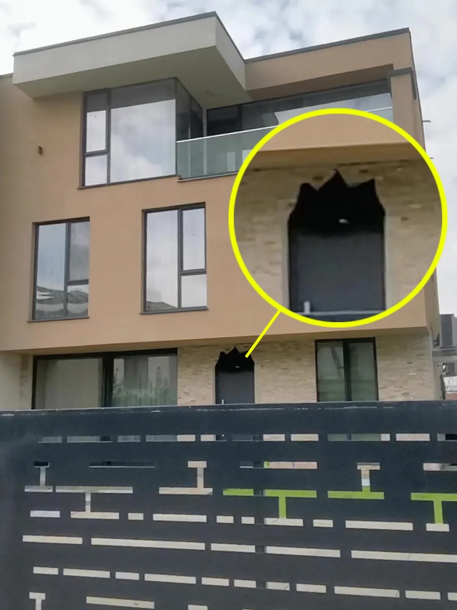 Deasupra ușii de la intrarea în vilă a fost, potrivit tradiției, așezată o pânză de doliu