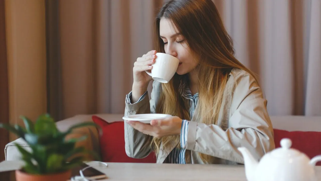 Băutura naturală care te scapă de balonare, constipație şi scade colesterolul. Cum să o prepari