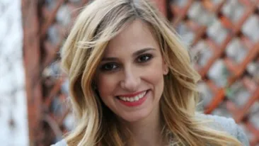 Dana Rogoz s-a dezbracat in opt luni de sarcina! Vedeta tv a pozat in lenjerie itima! Esti curios sa vezi cat s-a ingrasat?