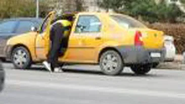 Taximetrist talharit de trei clienti, la Constanta!