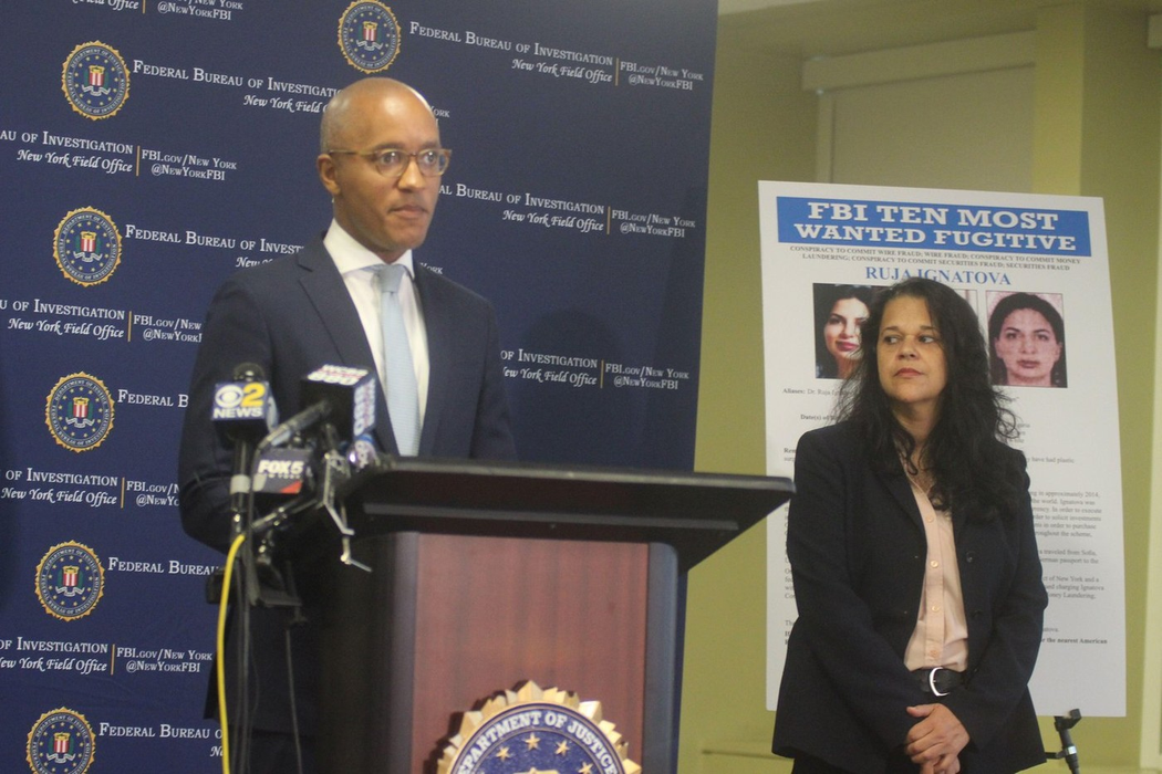 New York, SUA. 30 iunie 2022. Procurorul american Damian Williams anunță includerea Rujei Ignatova de la OneCoin pe lista celor mai căutate persoane. Foto: Profimedia