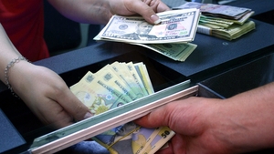 Curs BNR 16 noiembrie. Leul încearcă să reziste în fața asaltului monedei europene